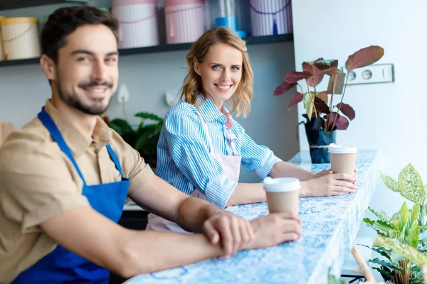 Young workers drinking coffee — Stock Photo, Image