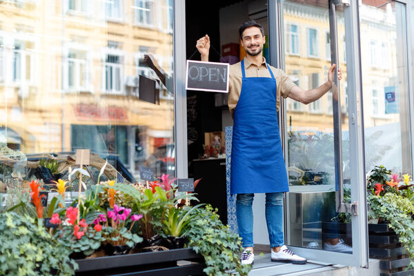 флорист с открытым знаком
