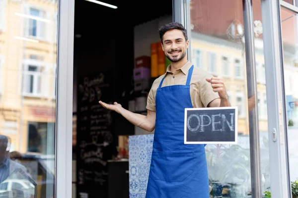 Piccolo imprenditore con cartello aperto — Foto Stock