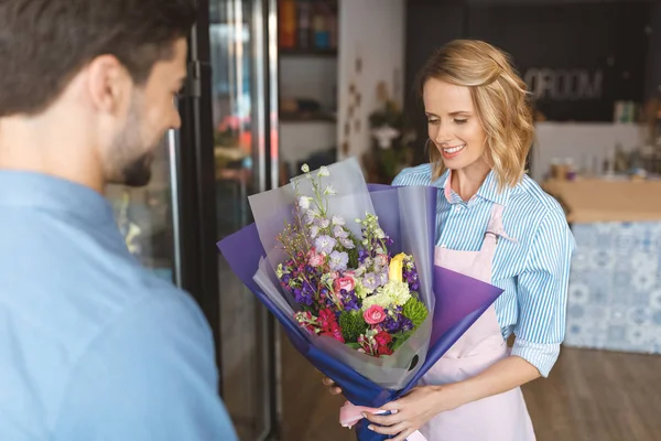 Florist and buyer with bouquet — Free Stock Photo