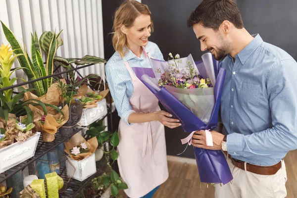 Florista e comprador com buquê — Fotografia de Stock