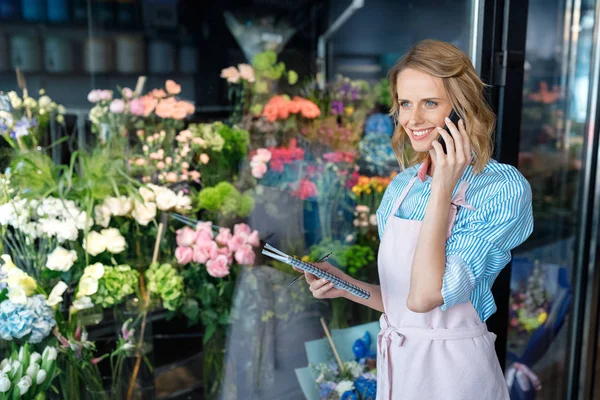 Penjual bunga berbicara di smartphone — Stok Foto