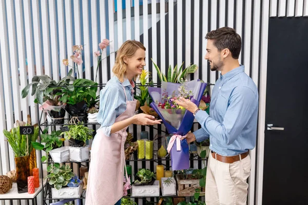 Florist und Käufer mit Blumenstrauß — Stockfoto