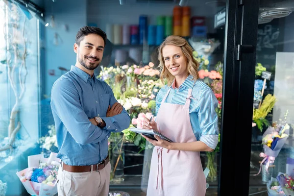 Florista e comprador em loja de flores — Fotografia de Stock