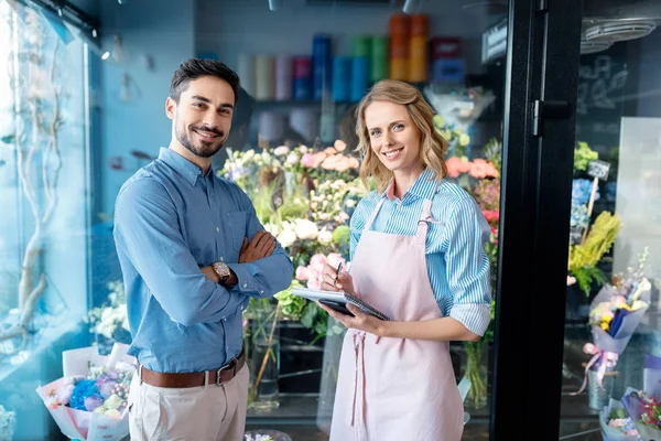 Bloemist en koper in bloemenwinkel — Stockfoto