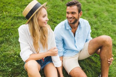 Birbirine bakan bir çift.