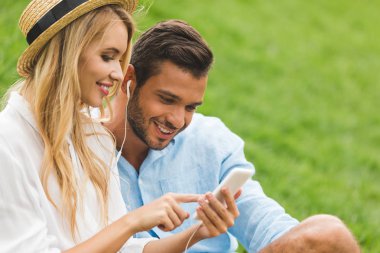 Akıllı telefon kullanan çift