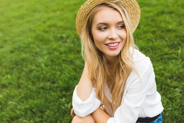 Mooie vrouw met strohoed — Stockfoto