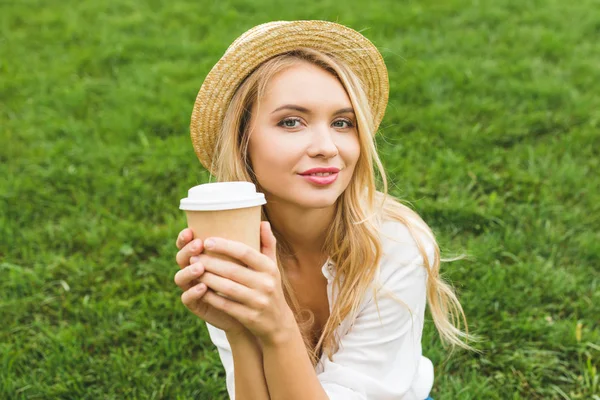 Vrouw met koffie te gaan — Stockfoto