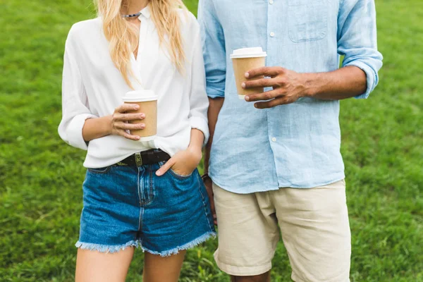 Pareja con café para llevar — Foto de Stock