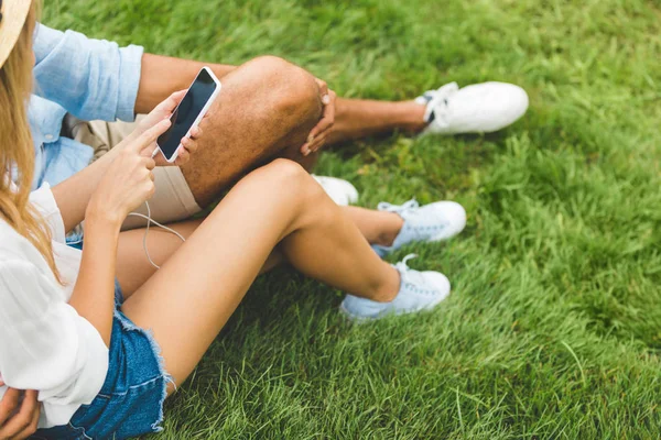 Couple with digital smartphone — Stock Photo, Image