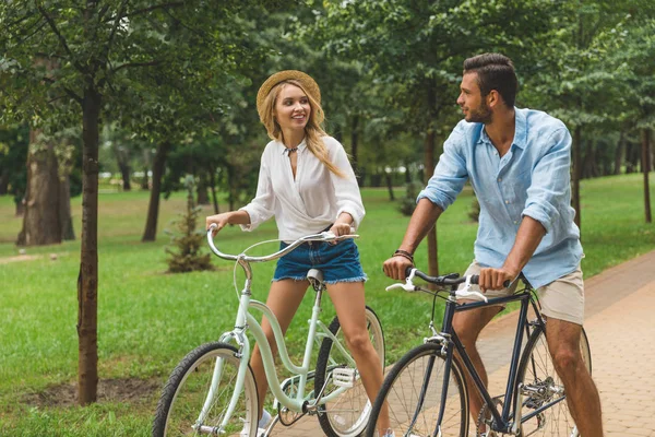 Pareja feliz montando bicicletas — Foto de Stock