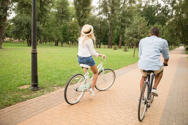 Paar paardrijden fietsen in park — Stockfoto