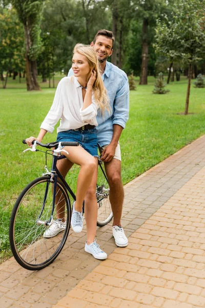 Pareja bicicleta de montar —  Fotos de Stock