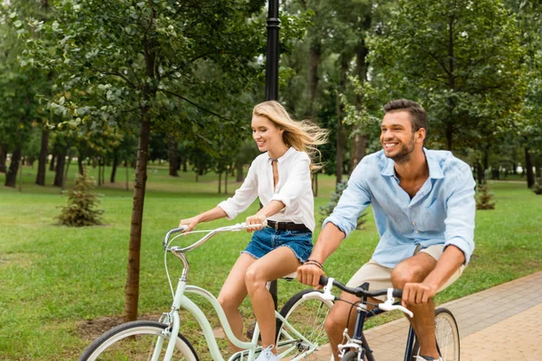 Lyckliga par ridning cyklar — Stockfoto