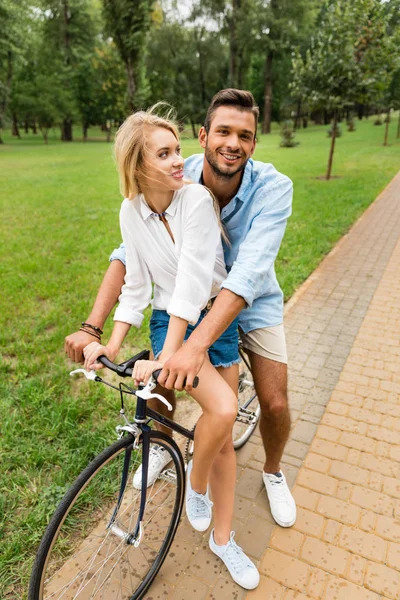 Couple riding bicycle — Stock Photo, Image