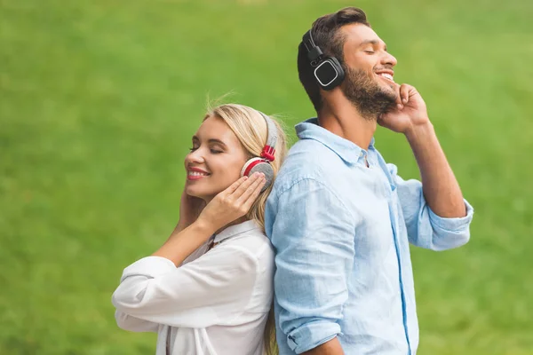 Couple listening music in headphones — Stock Photo, Image