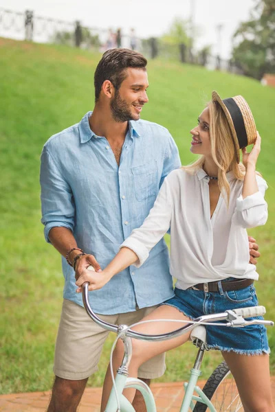 Smiling couple with bicycle — Stock Photo, Image