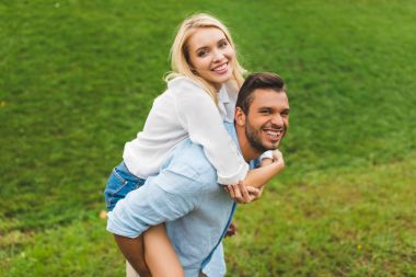 erkek ve kadın piggybacking