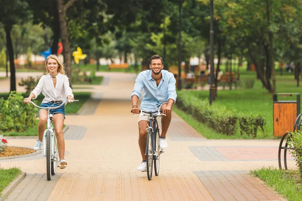 Happy couple riding bicycles — Stock Photo, Image
