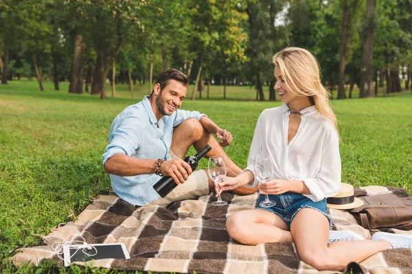 Par som dricker vin på romantisk datum — Stockfoto