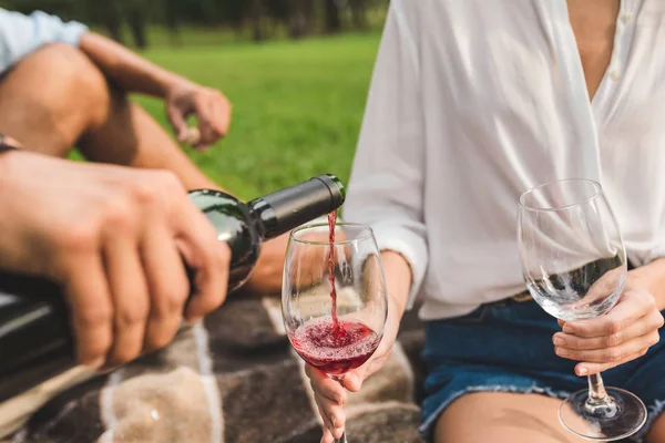 Homem derramando vinho tinto em vidro — Fotografia de Stock