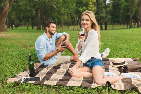 Casal beber vinho na data romântica — Fotografia de Stock