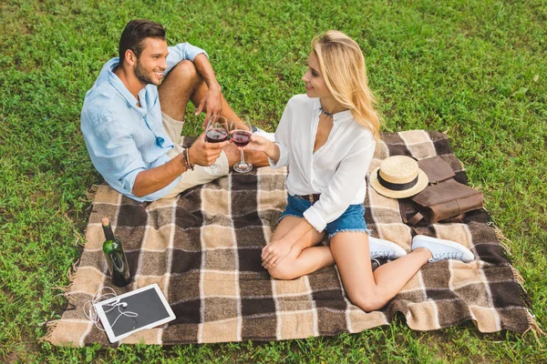 Couple cliquetis verres de vin sur la date — Photo