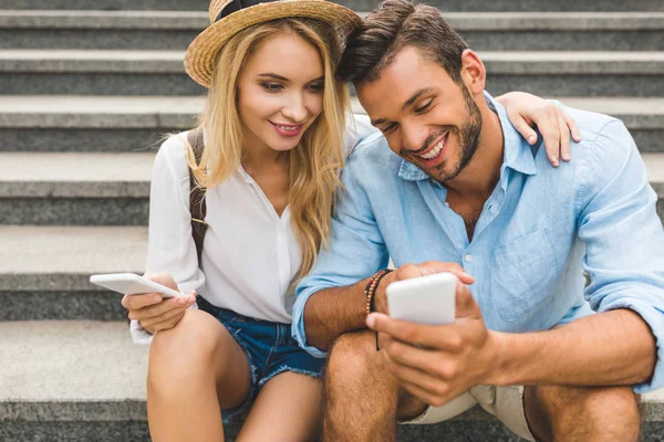 Couple with smartphones on street — Stock Photo, Image
