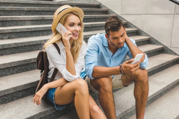 Frau spricht auf Smartphone — Stockfoto