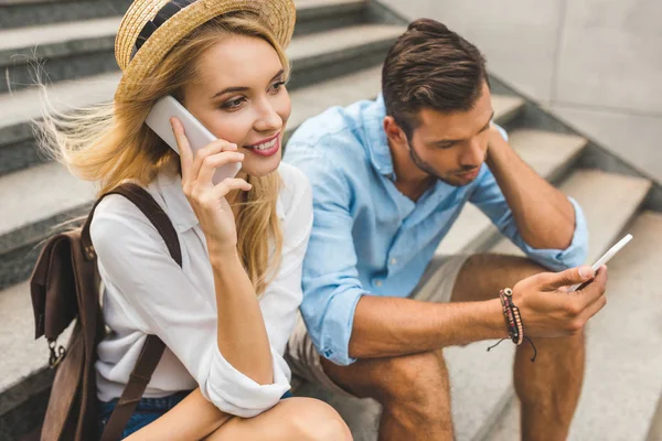 Frau spricht auf Smartphone — Stockfoto