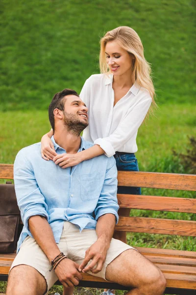 Pareja descansando en el parque —  Fotos de Stock