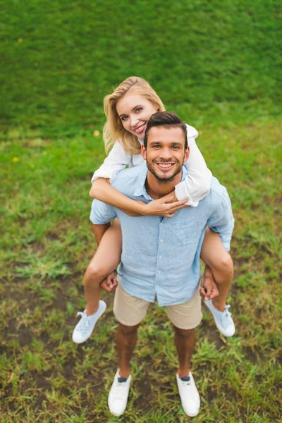 Homem e mulher piggybacking — Fotografia de Stock