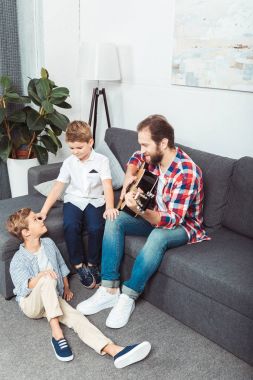 Baba oğulları gitar çalmak