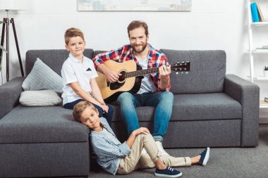 Baba oğulları gitar çalmak