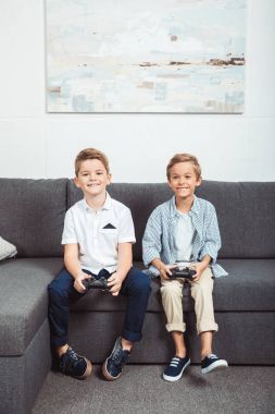 joystick ile oynayan çocuklar