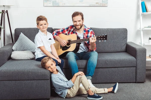 Father with sons playing guitar — Stock Photo, Image