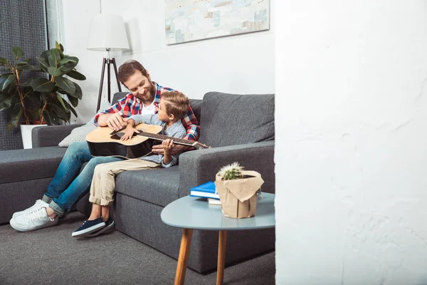 Vader en zoon spelen gitaar — Stockfoto