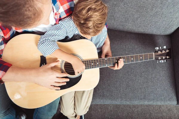 Padre e hijo tocando la guitarra — Foto de Stock