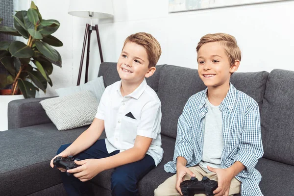 Pojkar spelar med joysticks — Stockfoto