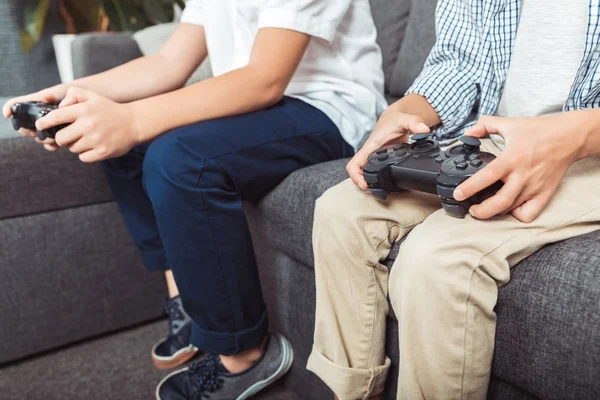 joystick ile oynayan çocuklar