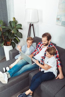 dizüstü bilgisayar kullanarak oğlu ile baba