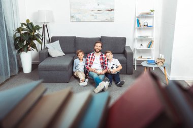 Aile izlerken futbol maçı evde