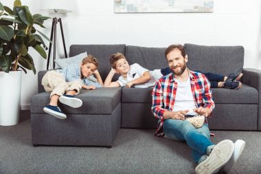 evde patlamış mısır yemek aile
