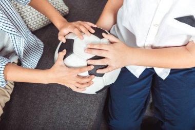 Futbol topu tutan çocuklar