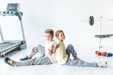 spor salonunda başparmak gösterilmesini çocuklar