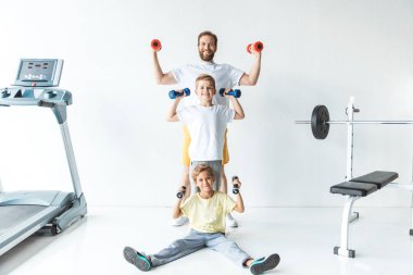 Baba ve oğulları ile Halter egzersiz