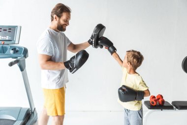 Baba ve oğul birlikte boks