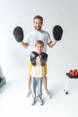 Baba ve oğul birlikte boks