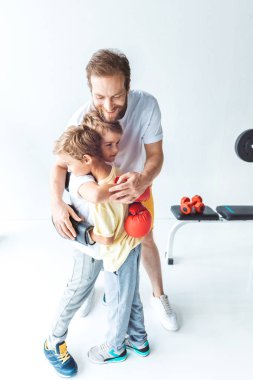 Boks eldivenleri oğulları sarılma baba